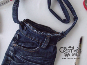 tutorial riciclare jeans fare borsello tracolla fai da te diy 36