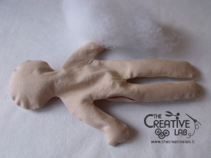 tutorial come fare pigotta corpo bambola stoffa pezza 06